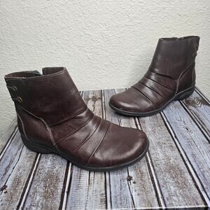 Clarks Christine tilt brown leather zip ankle booties Women's size 8